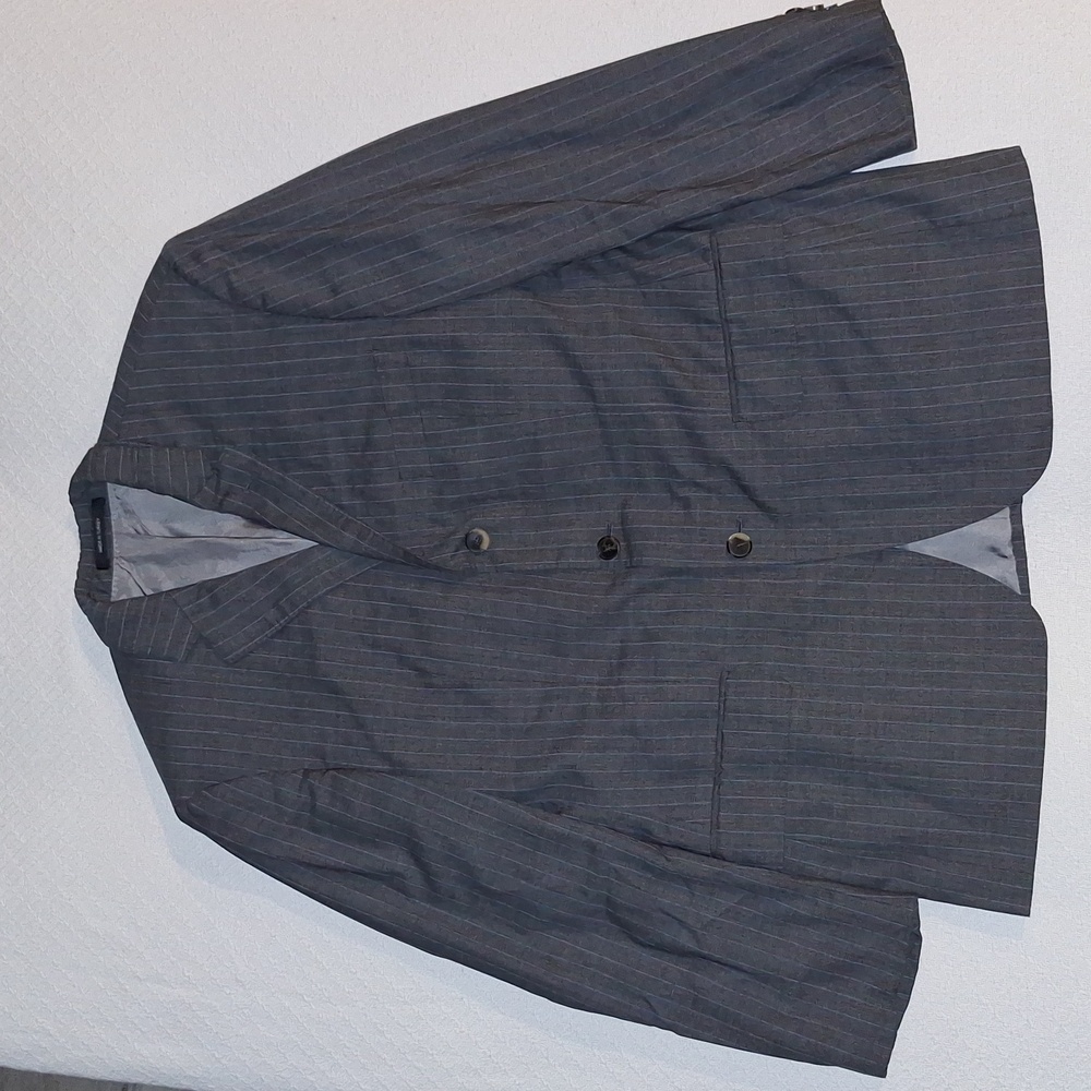 👨 Hugo Boss suit jacket/blazer/sports coat. Gray w/ blue pinstripes. Wool/silk.